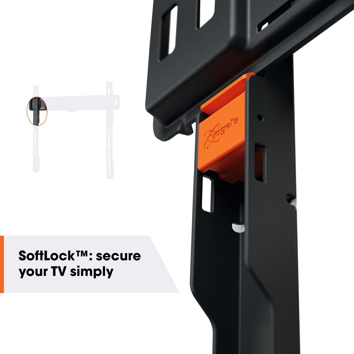 Detail bezpečnostního systému SoftLock Vogel's TVM 1403 — oranžový zajišťovací prvek mezi nástěnnou lištou a páskem televizoru s textem 'SoftLock: secure your TV simply'