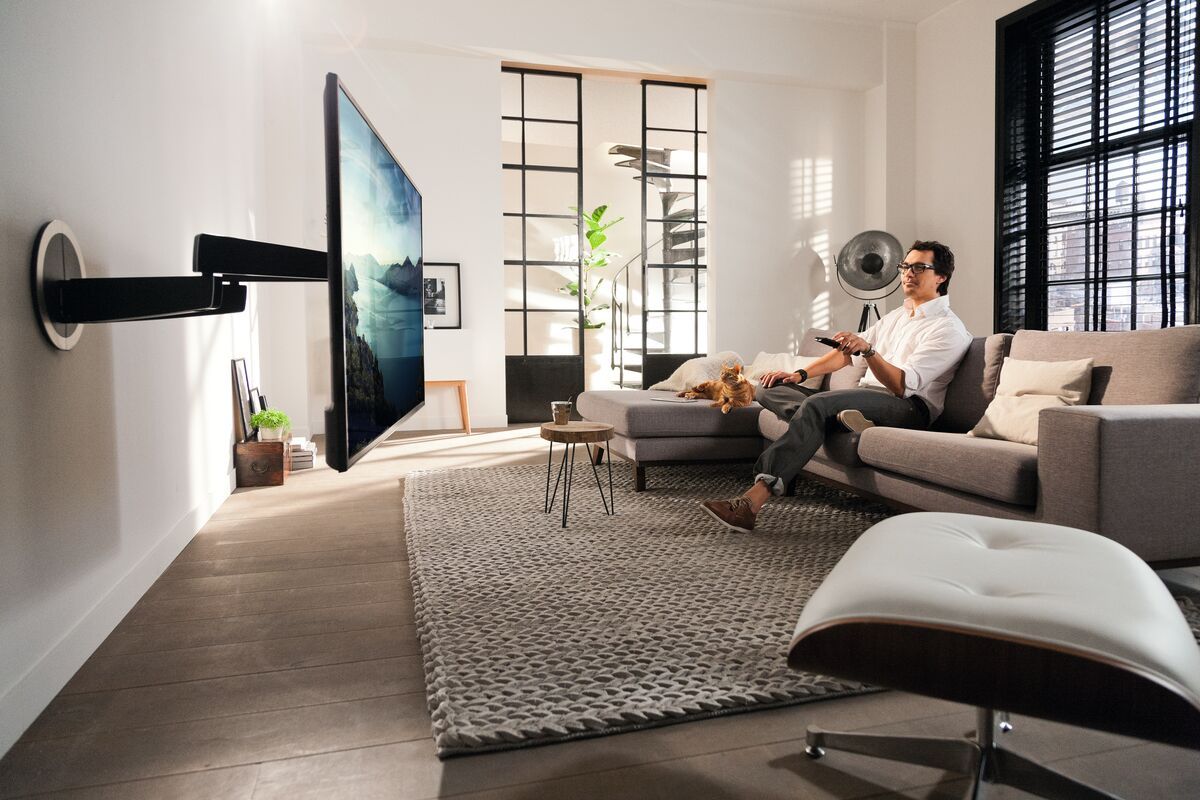 Vogel's MotionMount (NEXT 7355) Elektrisch schwenkbare TV-Wandhalterung - Geeignet für Fernseher von 40 bis 65 Zoll und einem Gewicht bis zu Beweglich (bis zu 120°) - Ambiance