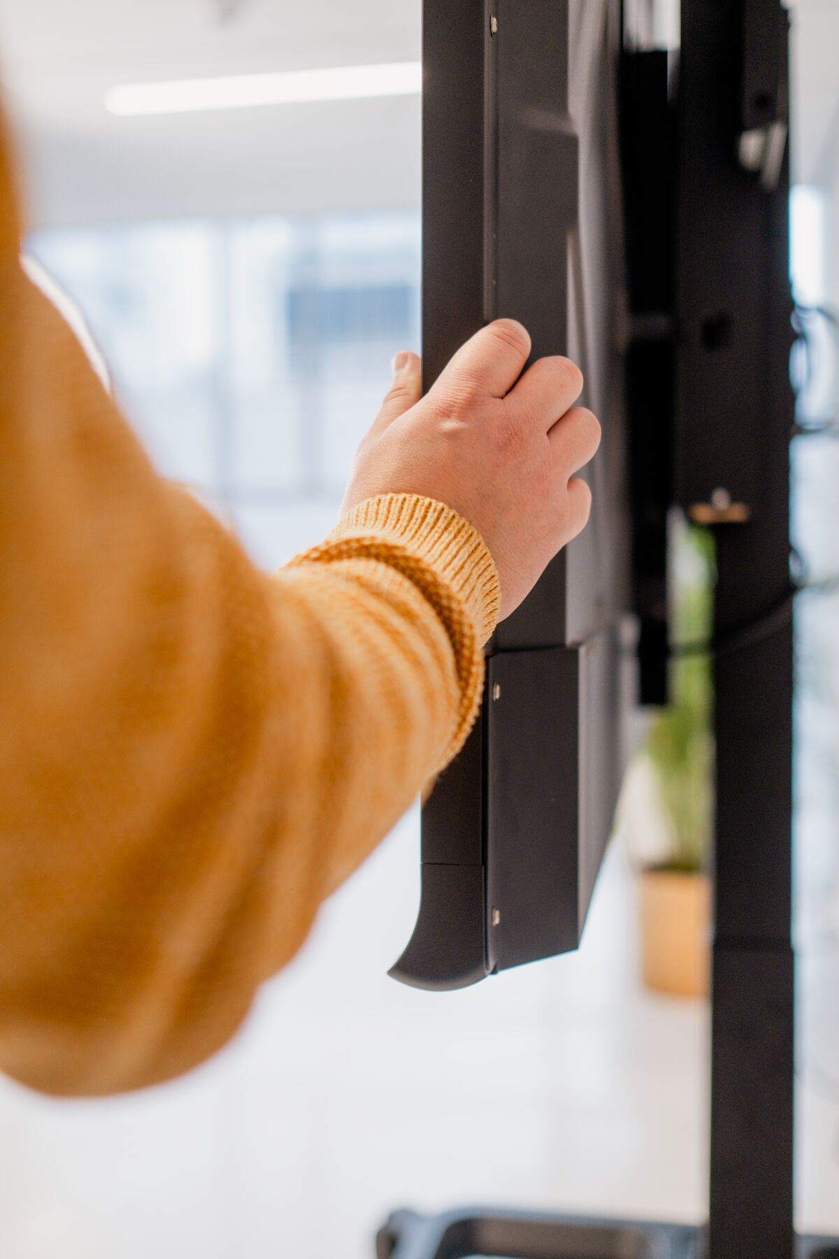 Vogel's RISE 5200 Trolley mit elektrischem Display Lift DirectControl Detail